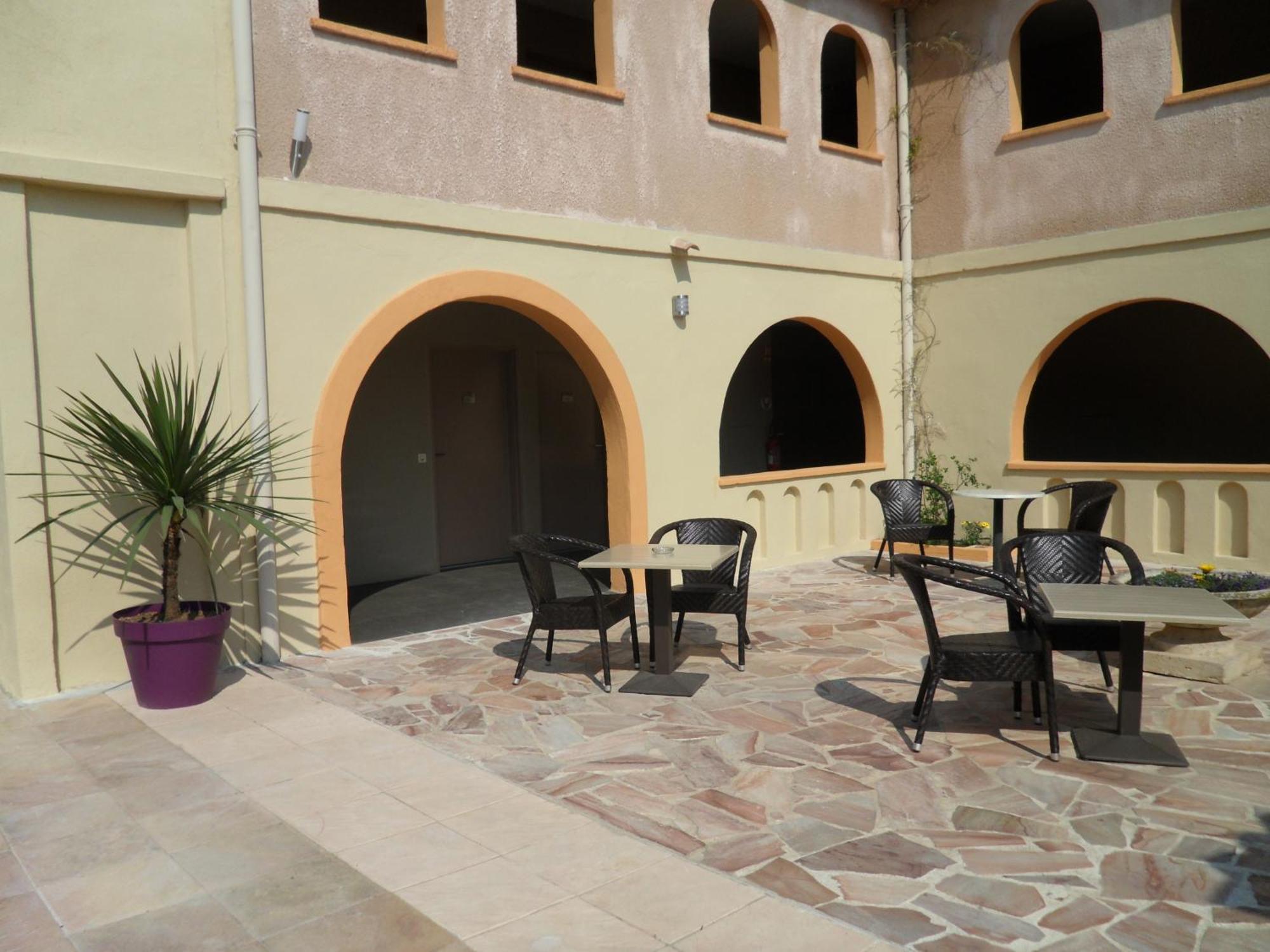 Logis Hostellerie De L'Abbaye Le Thoronet Exterior photo
