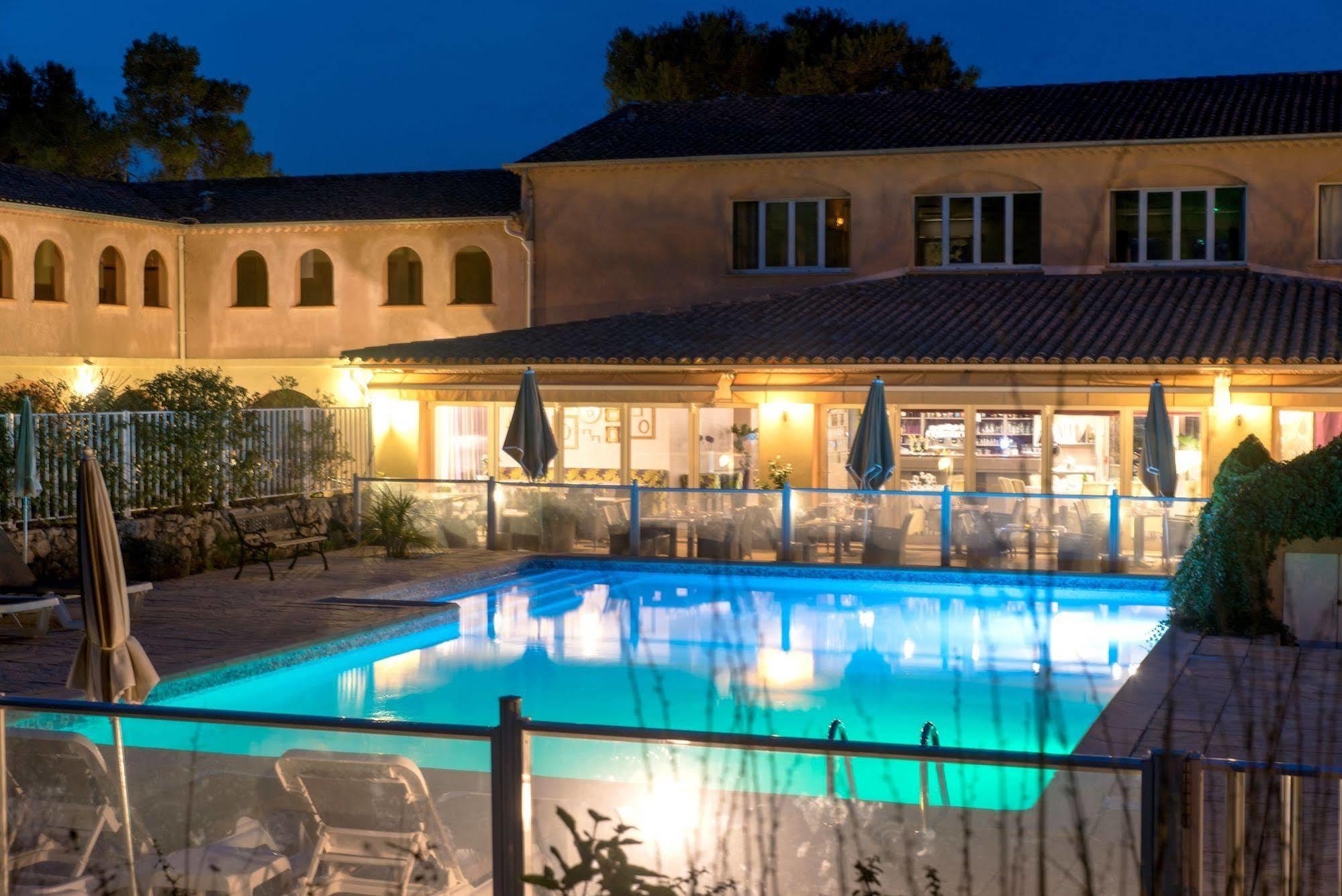 Logis Hostellerie De L'Abbaye Le Thoronet Exterior photo